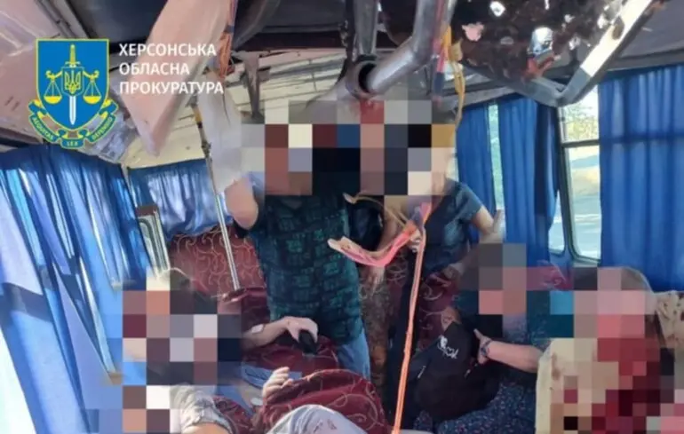 Росіяни влучили дроном у маршрутку під Херсоном: двоє загиблих та 16 поранених