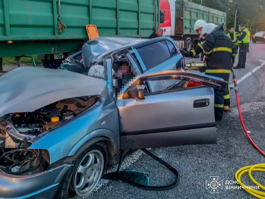 ДТП на Вінниччині: рятувальники деблокували водія з пошкодженого авто