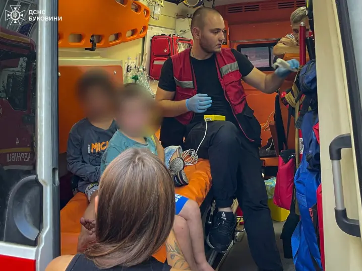 У Чернівцях троє маленьких дітей опинились самі в охопленій вогнем квартирі. На допомогу прийшли рятувальники