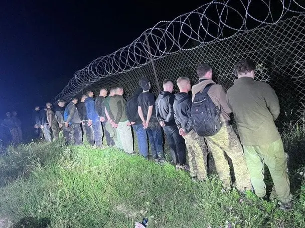 Величезна група ухилянтів тікала до Словаччини: їх переслідували дроном і зупиняли пострілами (відео)