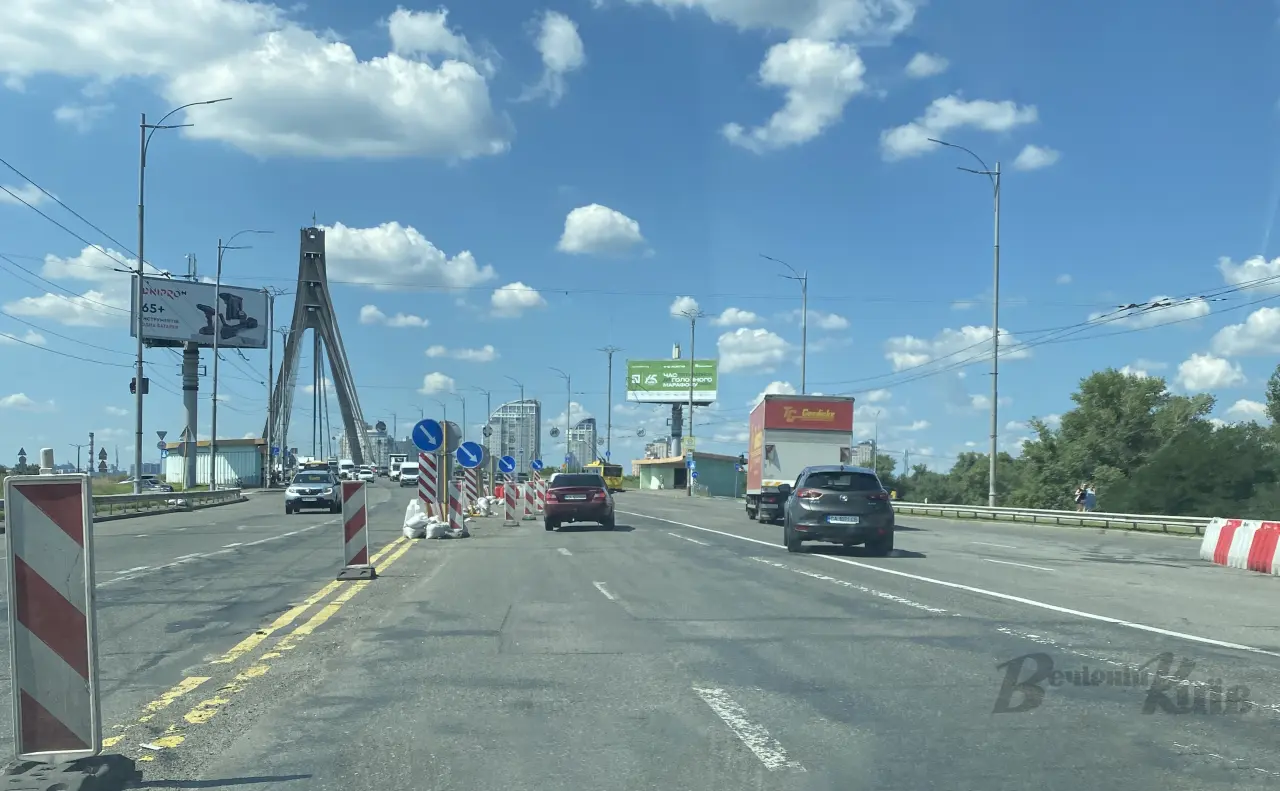 Триває черговий етап ремонту мосту через річку Десенку, там організували реверсний рух