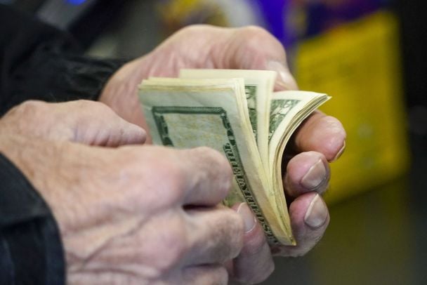 Курс валют на 19 червня: скільки коштуватимуть долар, євро і злотий