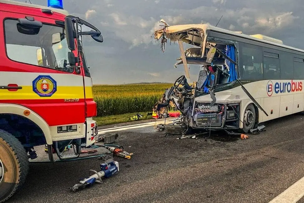 У Словаччині автобус зіткнувся з вантажівкою, є загиблий і багато поранених