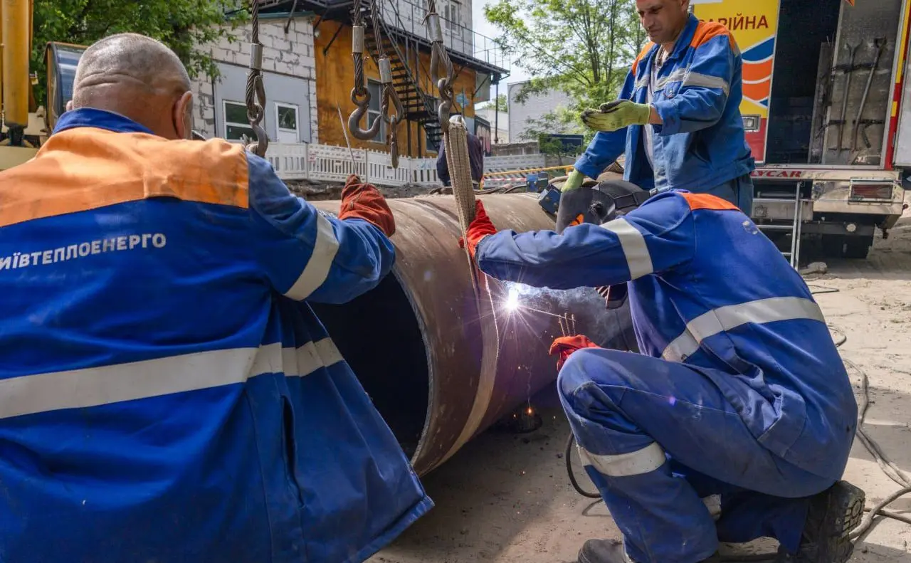 Комунальники відремонтували тепломережу, якою постачають тепло для 500 будинків у Солом’янському районі