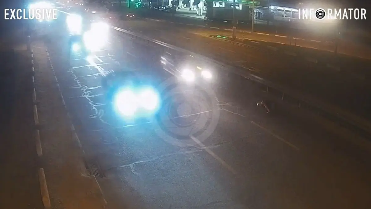 У Дніпрі на заїзді на Новий міст декілька автівок переїхали чоловіка, який впав на дорогу: відео моменту смертельної ДТП