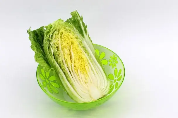 Що це за чорні цятки на пекінській капусті: чи можна їсти такий продукт