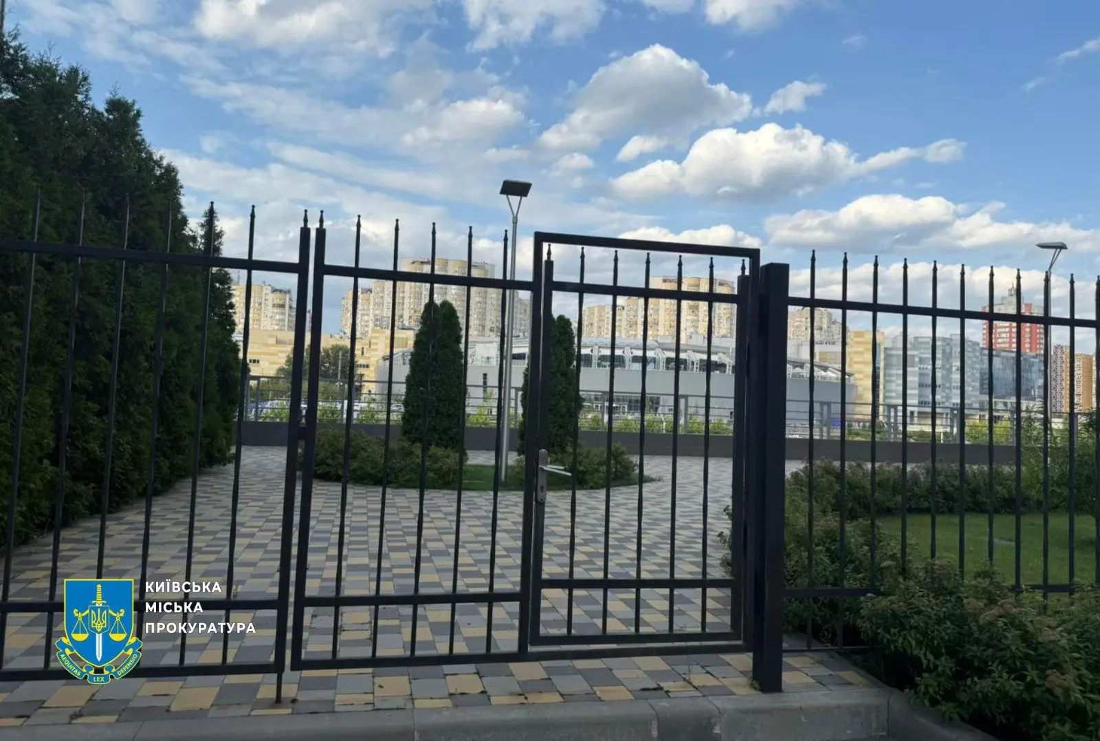 Прокуратура просить столичну владу виконати рішення Верховного Суду та забезпечити киянам доступ до набережної Дніпра
