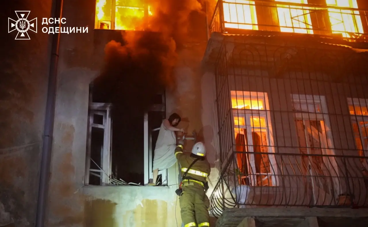 Одеса й Херсонщина зазнали масованої атаки дронами: є постраждалі та пожежі
