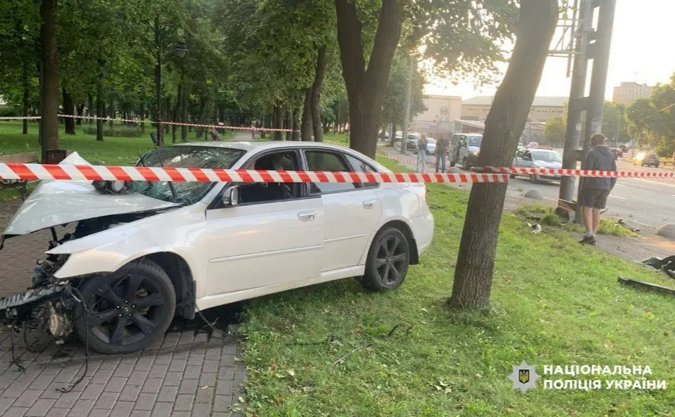 П’яний водій Subaru влетів у Куренівський парк: постраждали дві жінки