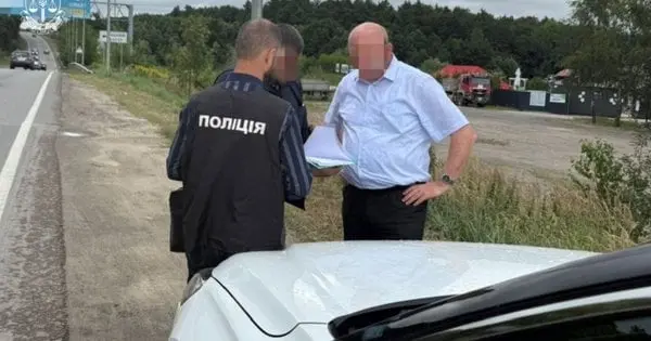 Голову та депутата селищної ради на Прикарпатті затримали за земельну махінацію