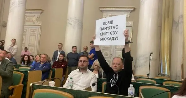 Порошенкові у Львові нагадали про сміттєву блокаду міста. Фото дня