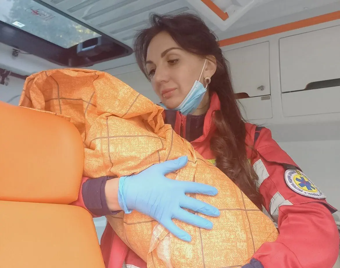 Швидку викликала сусідка: на Дніпропетровщині жінка вдома народила шосту дитину