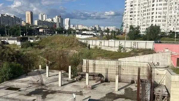 Киян закликають підписати петицію за демонтаж довгобуду біля метро «Осокорки» (фото)