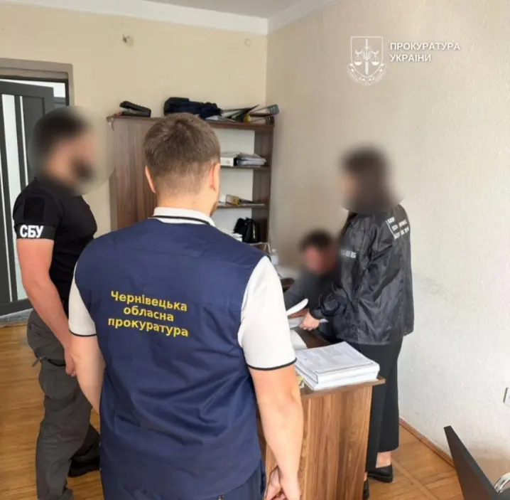 Контрабанда, статки та зловживання на 19 млн грн збитків: 18 посадовцям на Буковині оголосили підозри