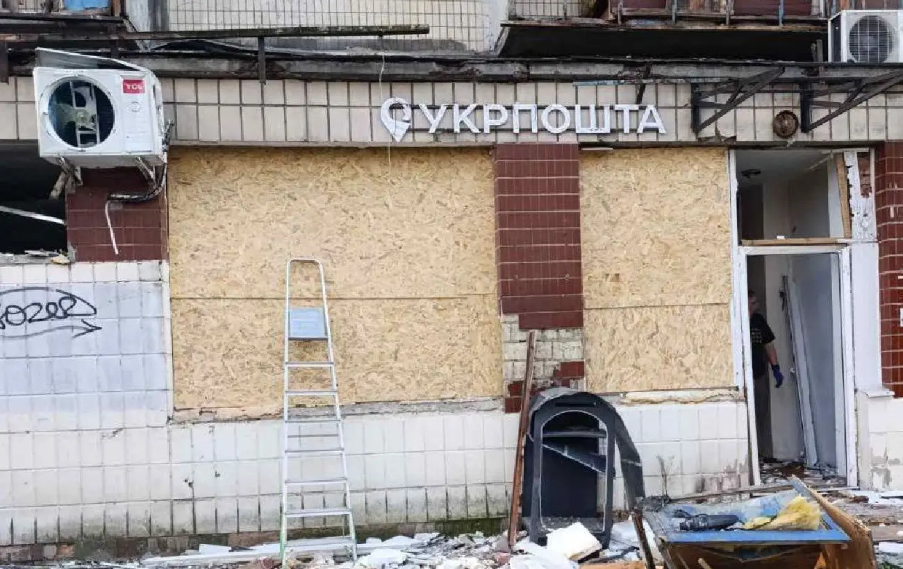 Російська ракета розбомбила відділення "Укрпошти" в Києві (фото)