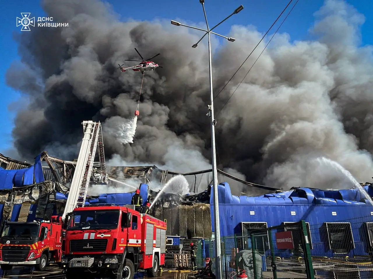 На Фастівщині ліквідували пожежу в складській будівлі “Епіцентру” (фото, відео)