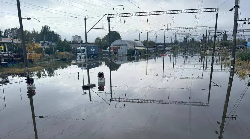 Попри негоду рух поїздів на Одещині продовжується