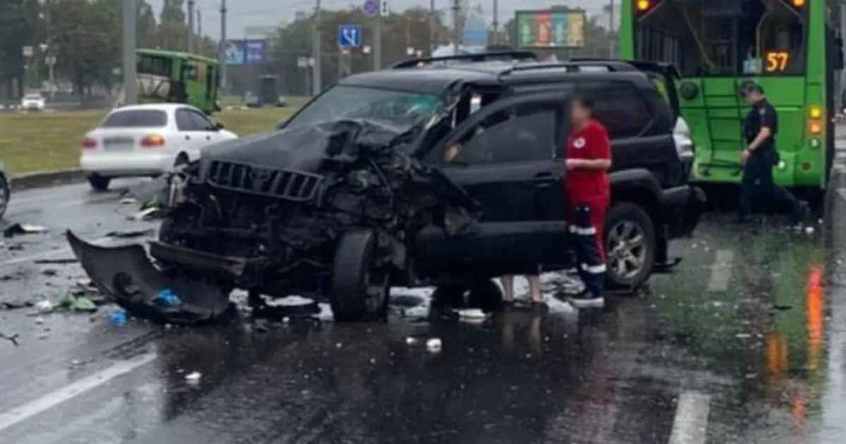 У Харкові зіткнулись позашляховик, тролейбус та автобус