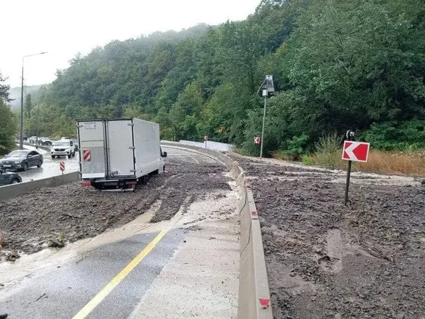 Катамаран у повітрі, автобус у річці: що відбувається на півдні Росії