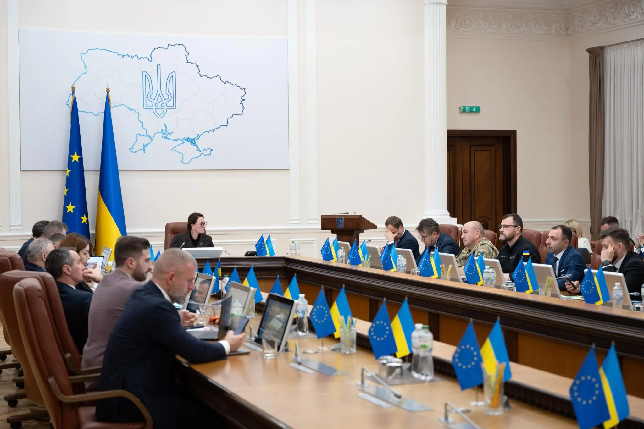 Чоловіки віком від 18 до 22 років зможуть виїздити за кордон – Свириденко