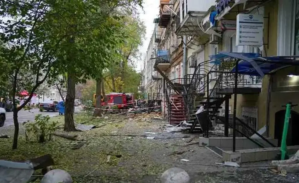 В Одесі почали відновлювати ще один постраждалий від обстрілів будинок