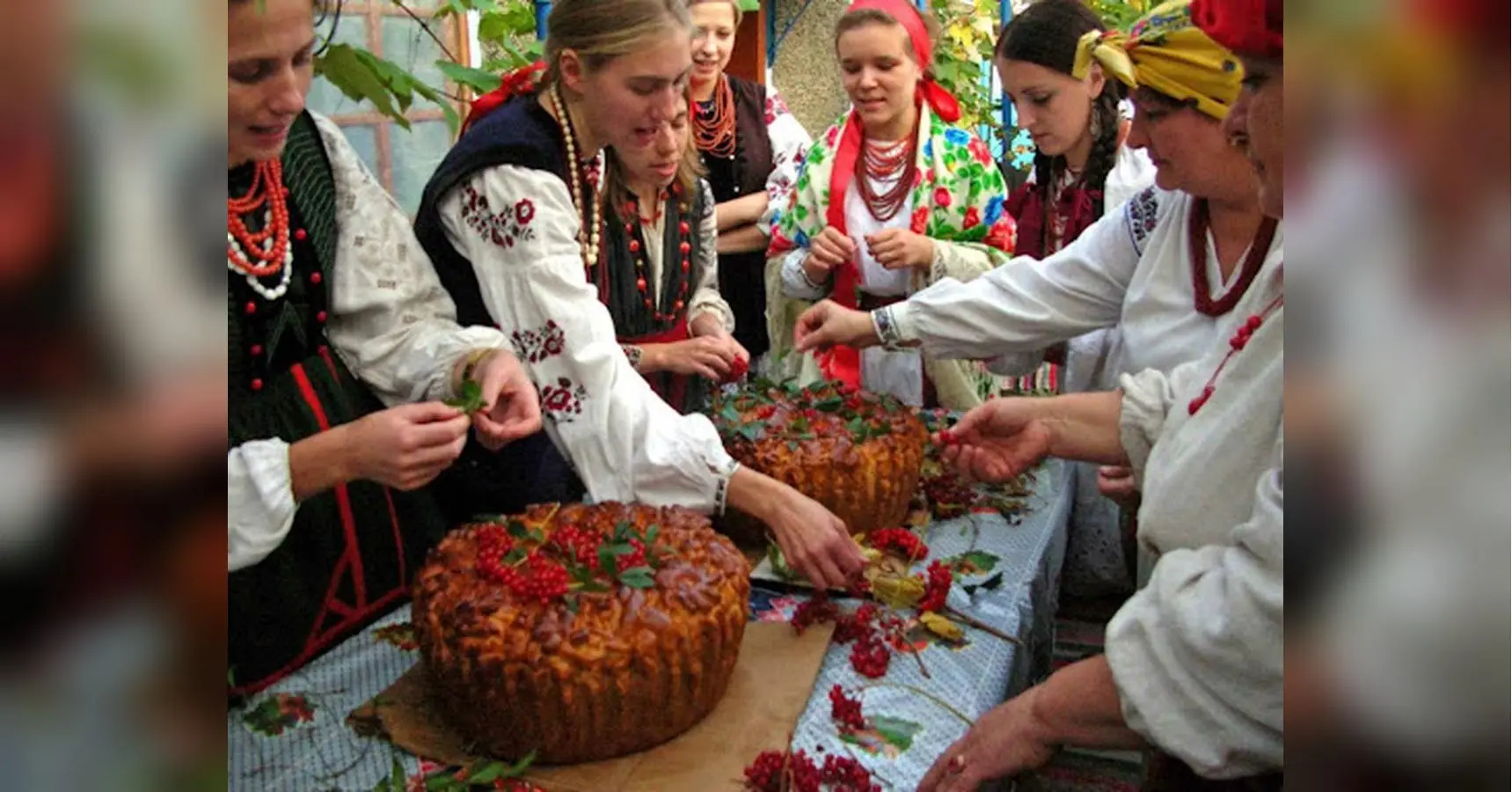 Свічки-«трійці», щедрий стіл і ходіння по калину: що українці робили на Першу Пречисту, 15 серпня, щоб забезпечити здоров’я і благополуччя родини