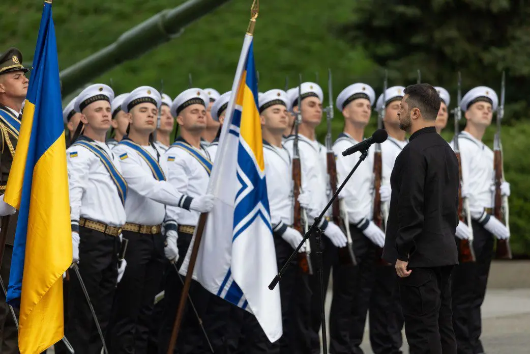 “Ми не подаруємо свою землю окупанту”, – Президент у День Державного прапора (відео)