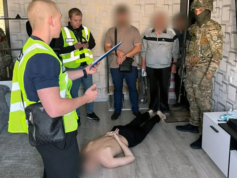 Поліція затримала двох підозрюваних у виманюванні банківських даних у Харкові