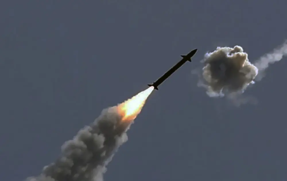 Російська ракета атакувала Харків: є постраждалі