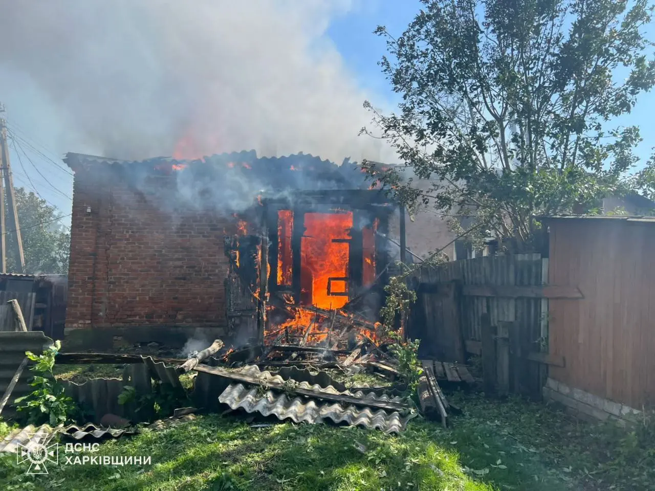 Обстріл Великобурлуцької громади: пожежа в житловому будинку