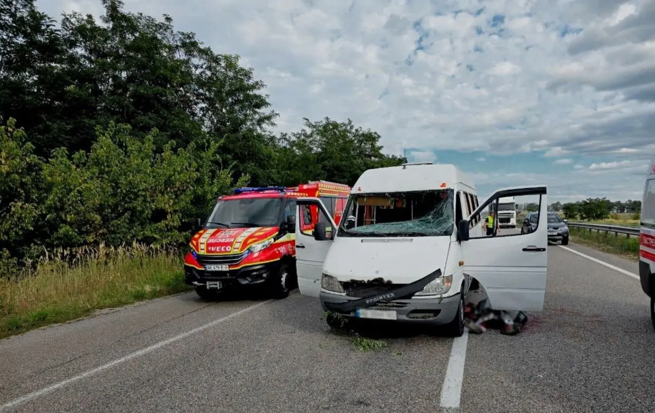 Атака росіян на Дніпропетровщину: в ДСНС показали фото наслідків
