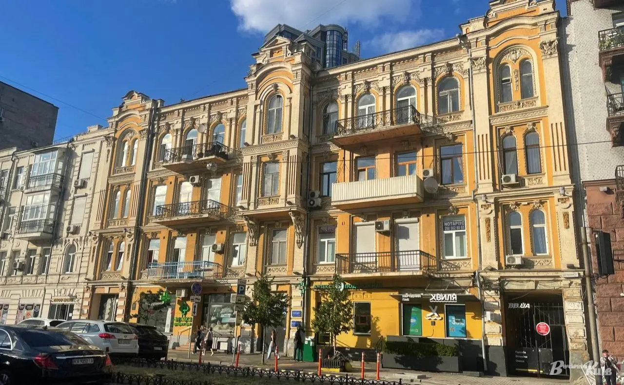 Повернення автентичності: з фасаду пам’ятки на Басейній прибрали «цар-балкон»