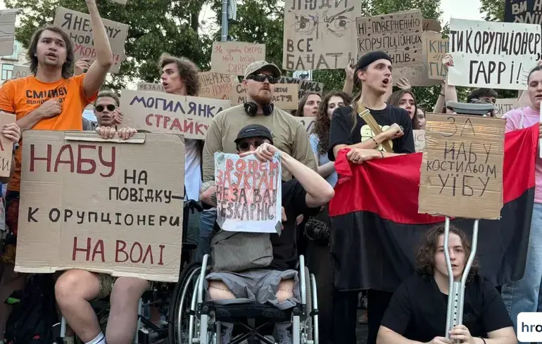 В Україні тривають протести проти НАБУ та САП: на вулиці вийшло значно більше людей