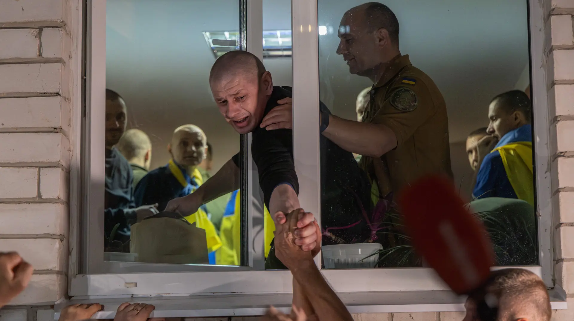 "Боже, у мене так серце калатає". Репортаж з останнього обміну полоненими
