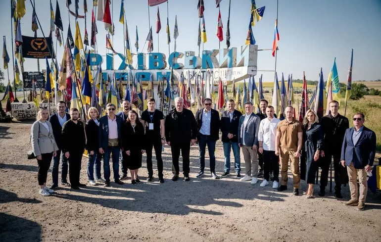 Сибіга разом з українськими дипломатами відвідав передові позиції на Запоріжжі