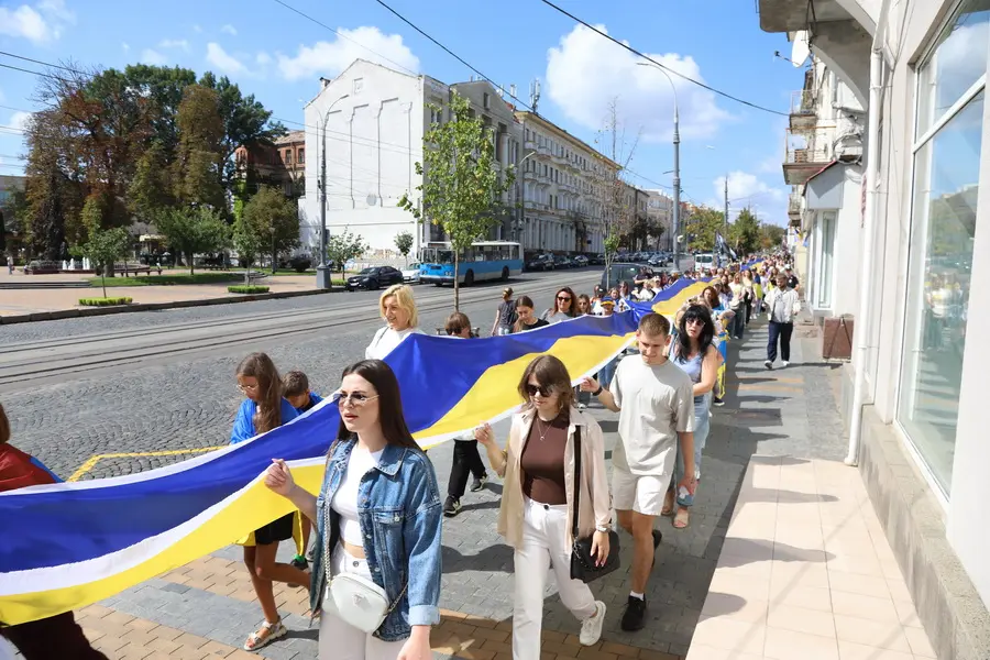 У центрі Вінниці відбулась хода зі 100-метровим прапором України