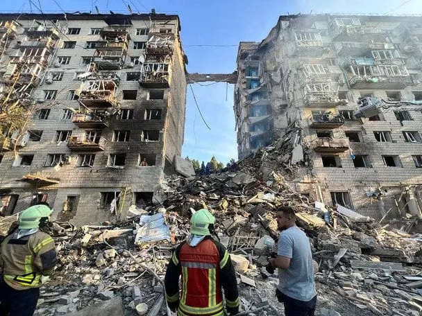 У Києві на Солом'янці атаковано дві багатоповерхівки: перші фото
