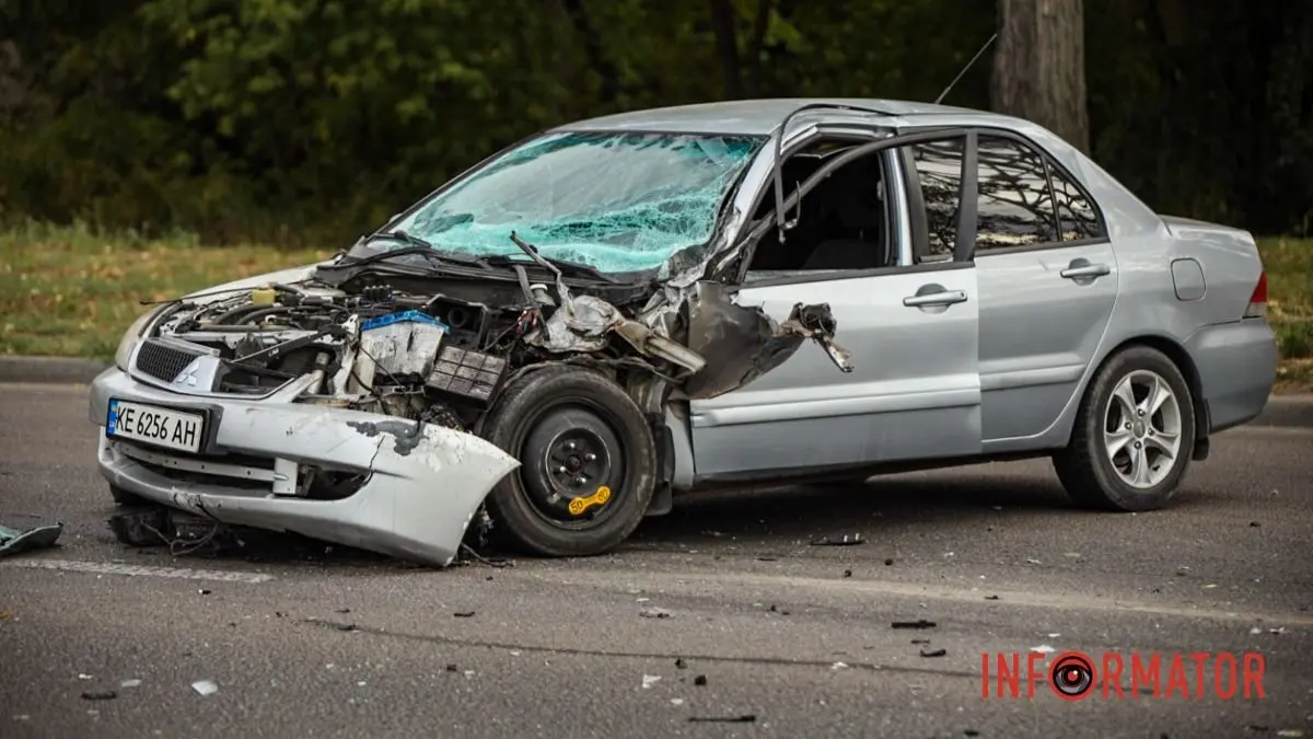 У Дніпрі на Набережній Заводській, біля АЗС WOG, Mitsubishi влетіла у мікроавтобус: рух ускладнено