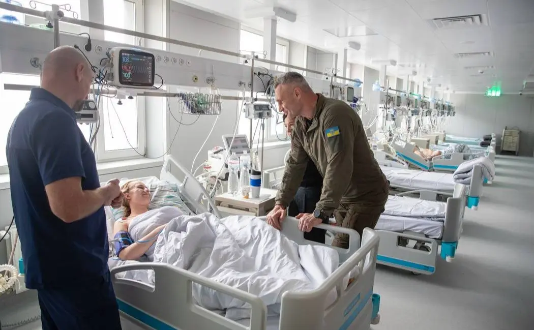 Кличко відвідав у лікарні постраждалих від вчорашнього ворожого обстрілу