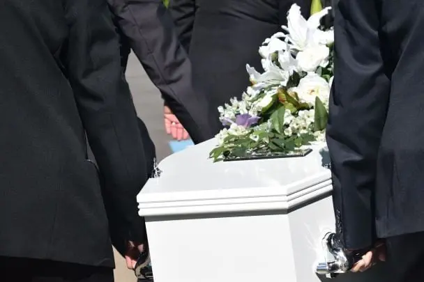 Підліток, якого визнали мертвим після аварії, шокував родину кашлем на власному похороні