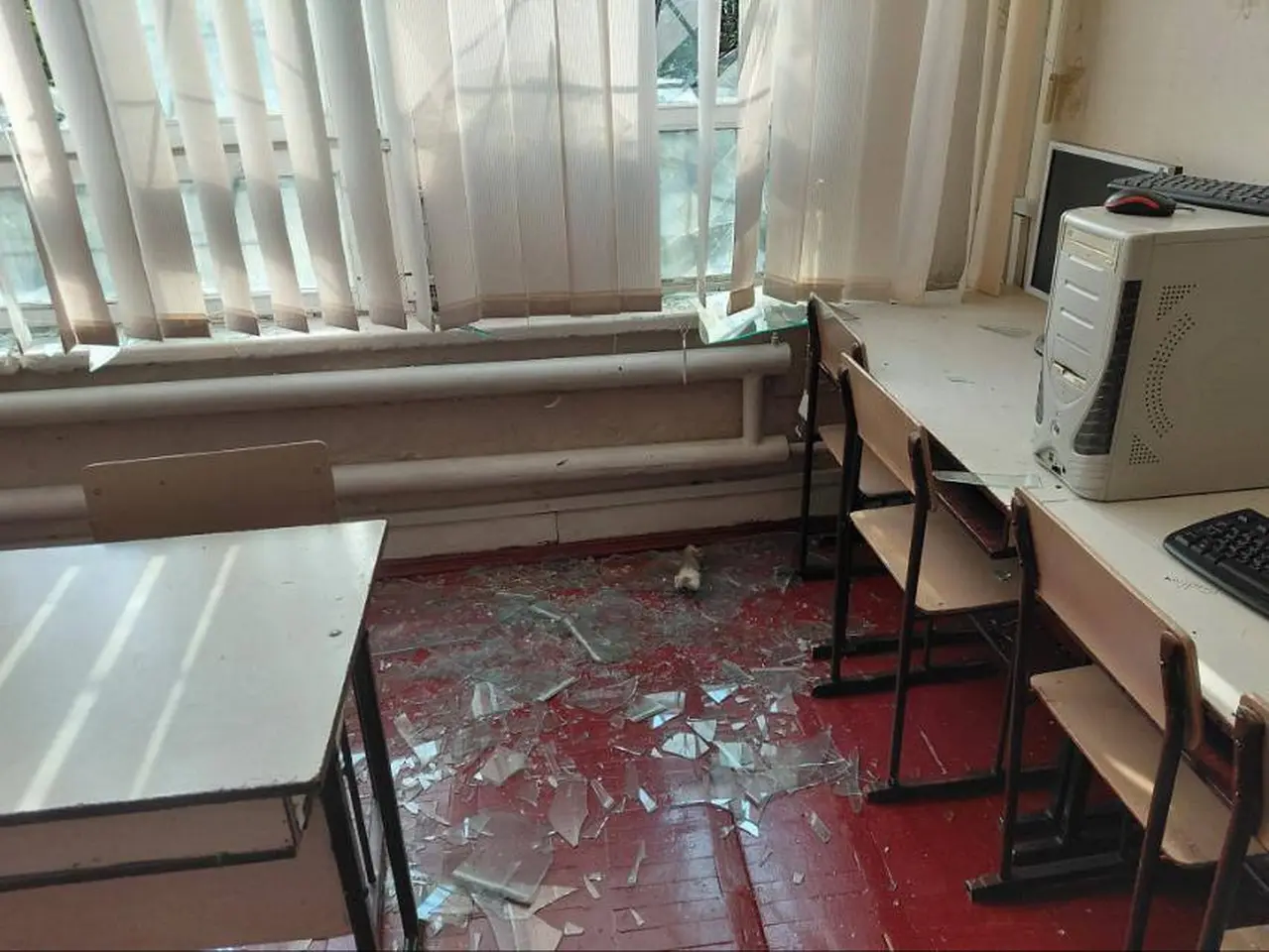 Студенти були в укритті, але «швидку» викликали: у вінницькому училищі від прильоту повибивало вікна