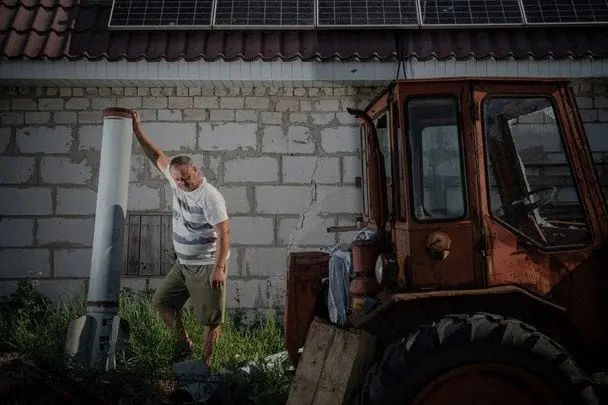 Фото дня. Харківський фермер, який очищає поле від ракет, підкорив Мережу