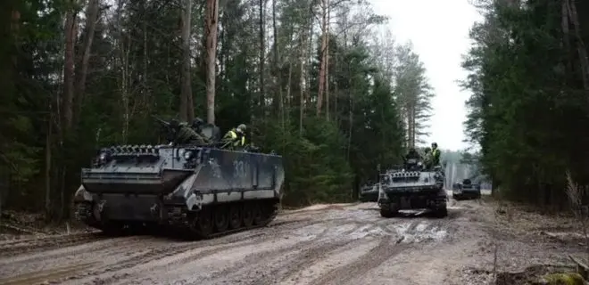 Російські військові використовують американську техніку з прапорами