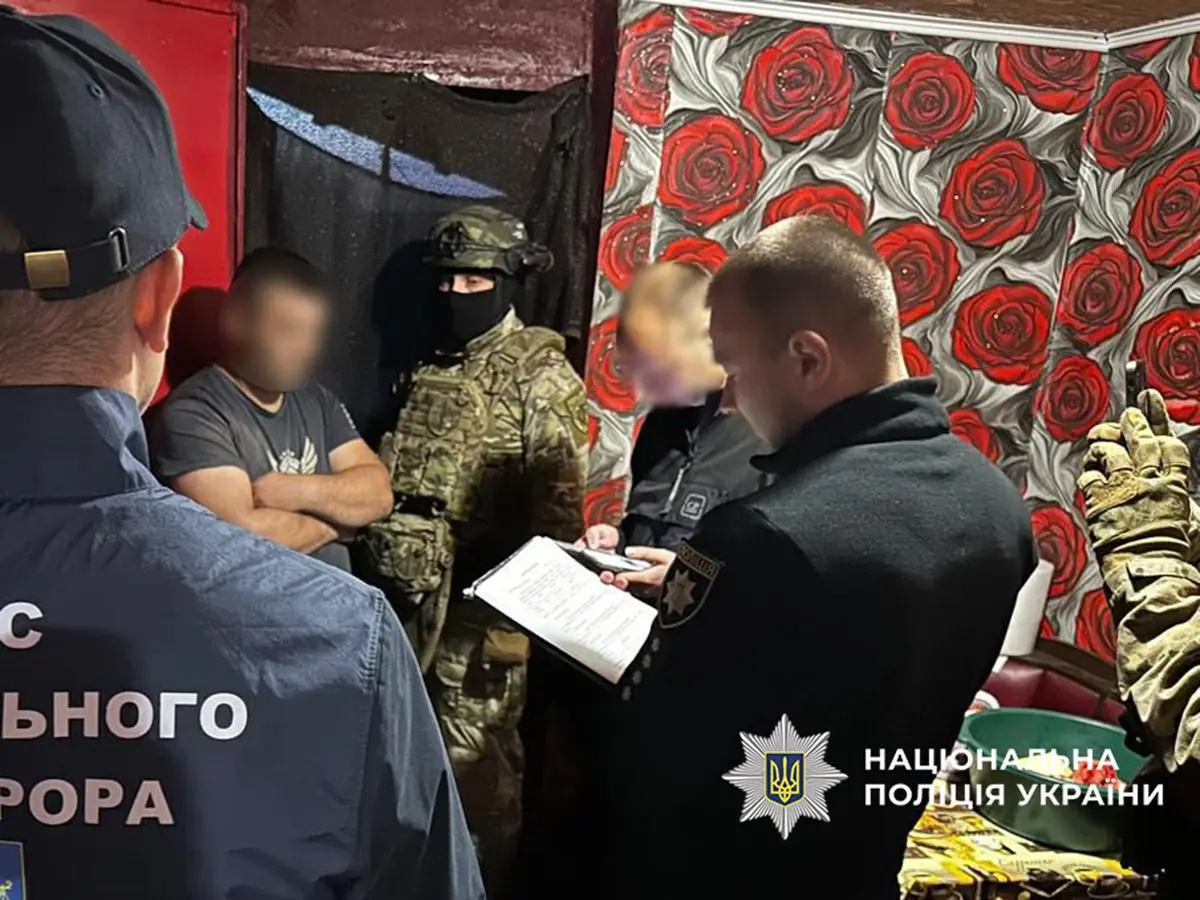 Правоохоронці викрили групу осіб, які обманом заволоділи коштами звільнених військовополонених (фото, відео)