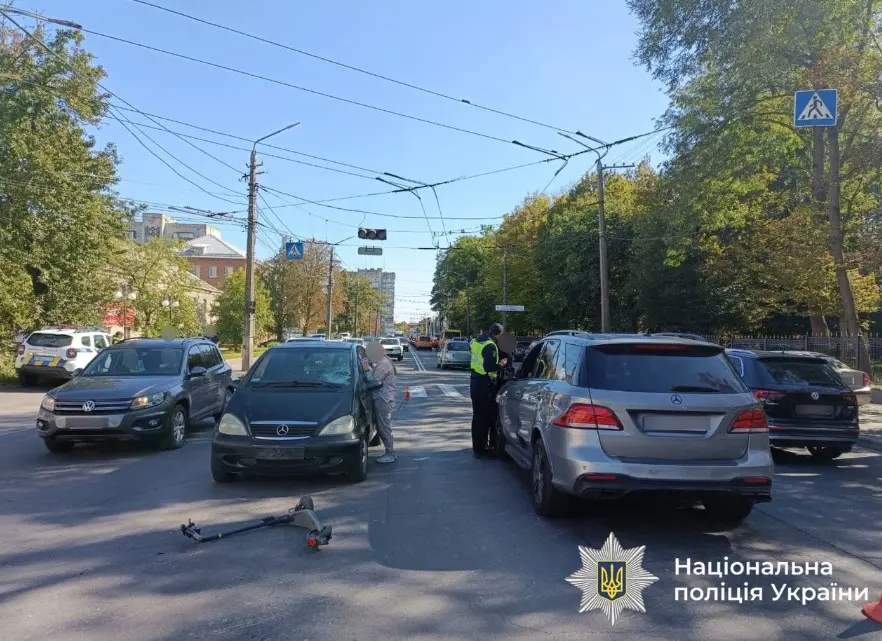 У Вінниці Mercedes збив 11-річного хлопчика на електросамокаті, дитина в лікарні