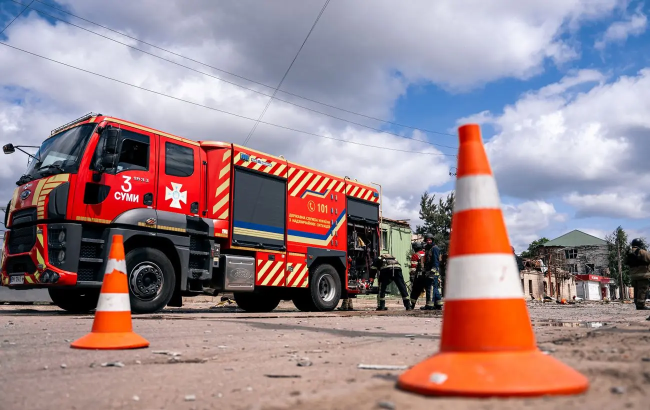 У Сумах "Шахеди" влучили в промислові об’єкти та заклад освіти: є поранений