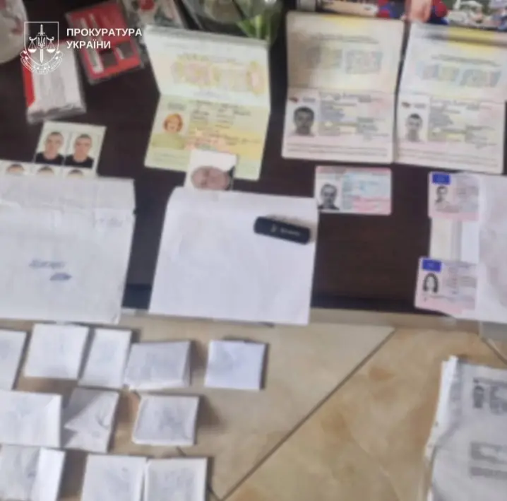 На Буковині злочинна група продавала за 200 євро фальшиві водійські права та техпаспорти