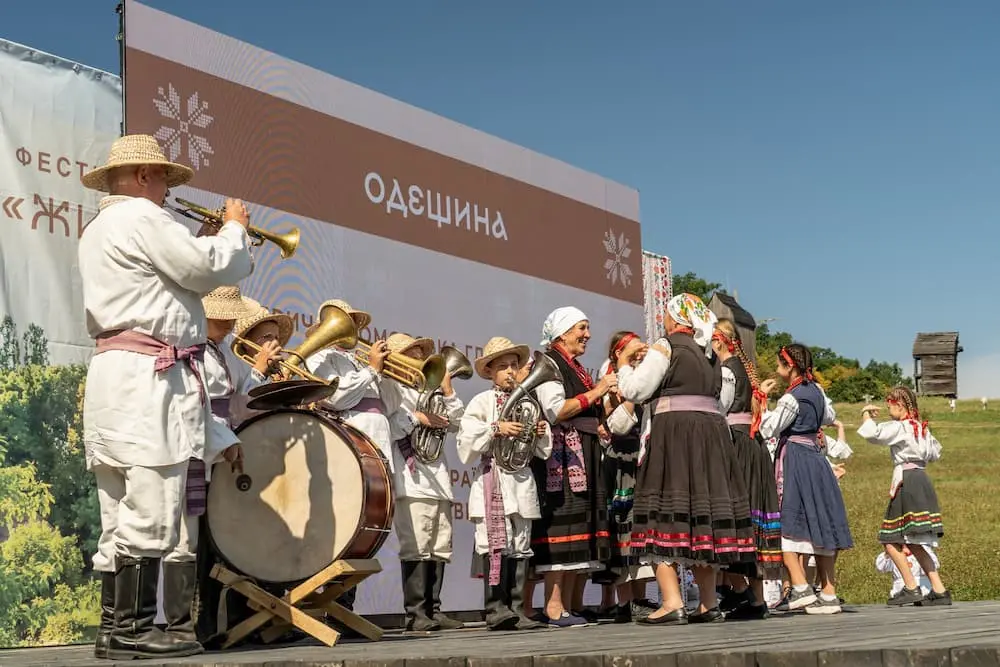 Аматори з села на Одещині здивували Київ іграми та танцями, які є світовою спадщиною