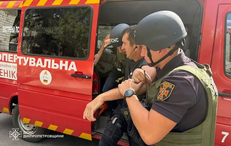 На Дніпропетровщині росіяни знову вдарили по рятувальниках, поранено командира — ДСНС