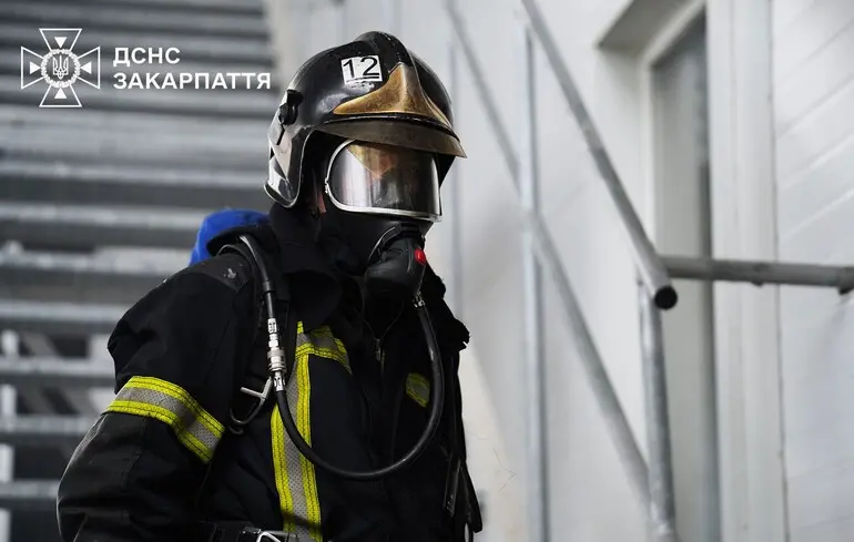 Удар РФ по заводу Flex у Мукачеві: рятувальники на третій день загасили масштабну пожежу